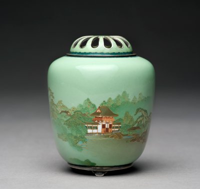 Koro met een Toegangspoort tussen Bomen, ca. 1905 door Namikawa Yasuyuki